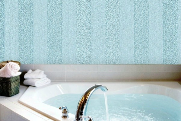 Стена в ванной, декорированная стеклообоями