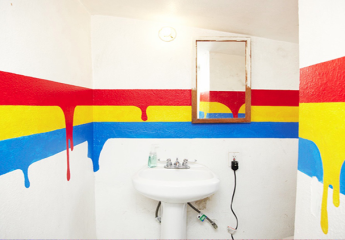 Покраска стен в ванной – особенности материала и технологии