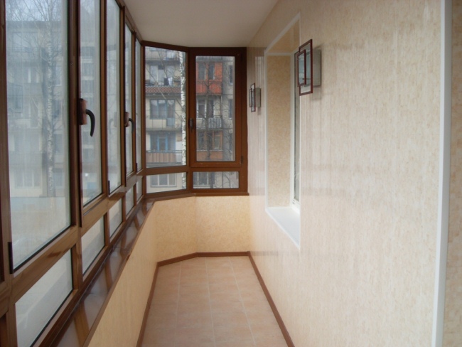 балкон, обшитый панелями с пластика