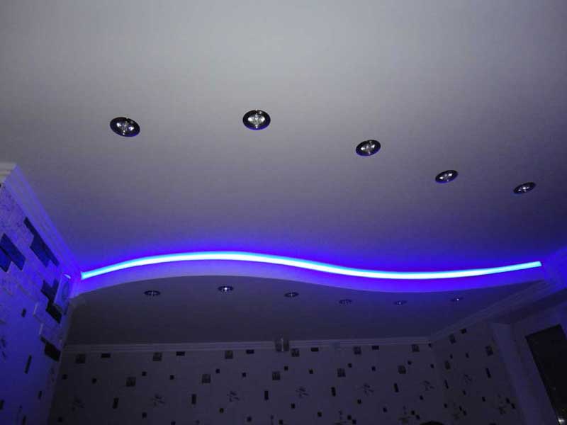 Как установить потолочный плинтус с подсветкой: пошаговая инструкция