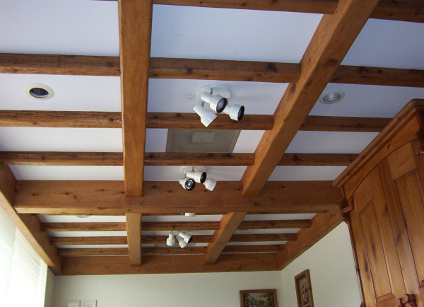 Деревянные балки в отделке потолка