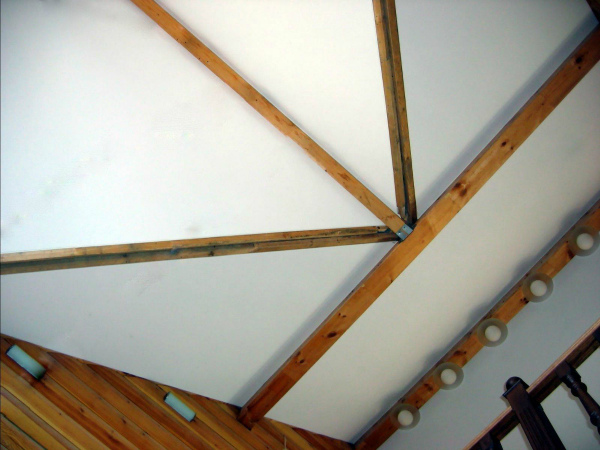 Натяжной потолок деревянного дома